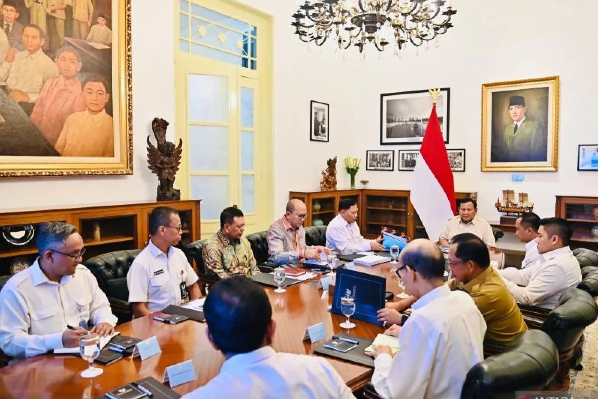 president-prabowo-discusses-giant-sea-wall-project-with-ministers