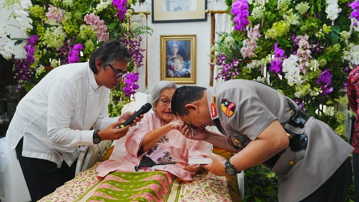 inp-chief-visit-the-wife-of-general-hoegeng-in-her-100th-birthday-celebration