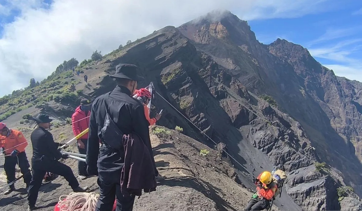 evacuation-of-brazilian-hiker-found-dead-after-fall-on-mount-rinjani-underway