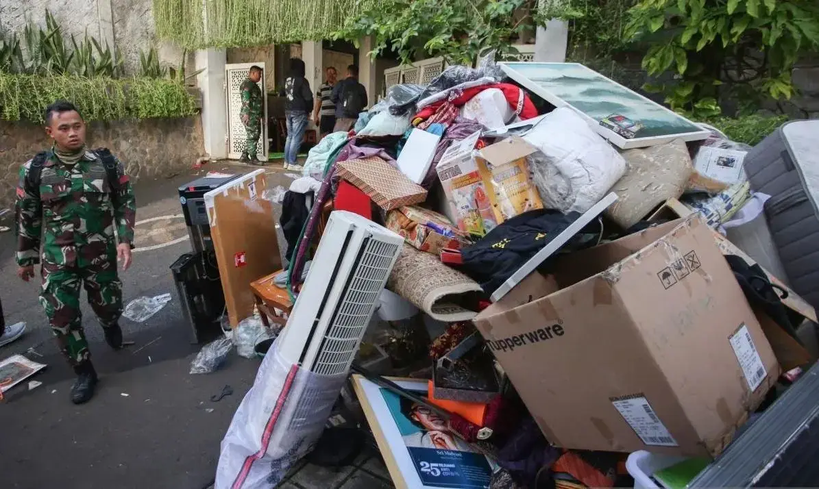 police-arrest-looters-at-finance-minister-sri-mulyanis-residence-amid-unrest