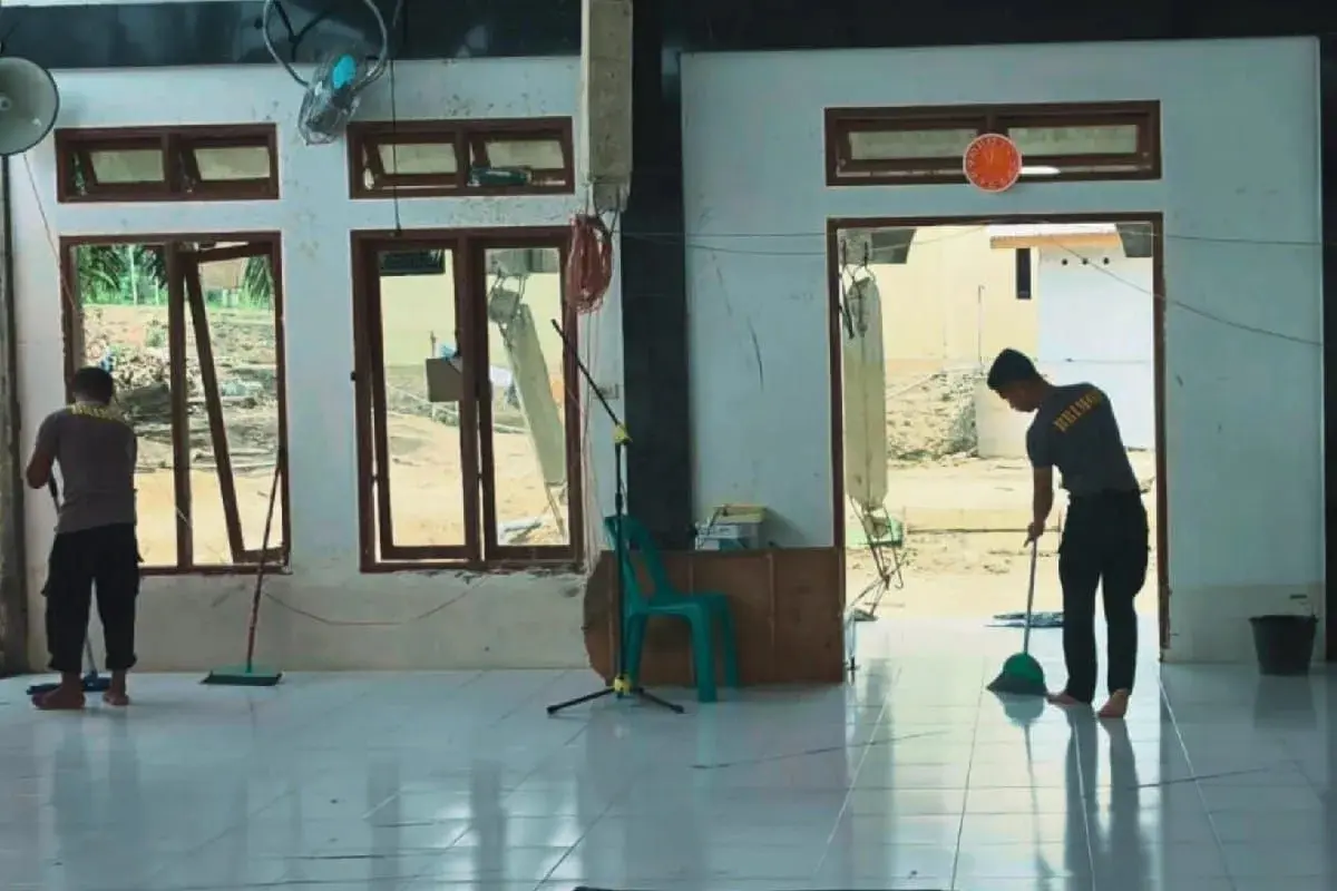 North Sumatra Police Mobile Brigade Renovates South Tapanuli Mosque Ahead of Ramadan