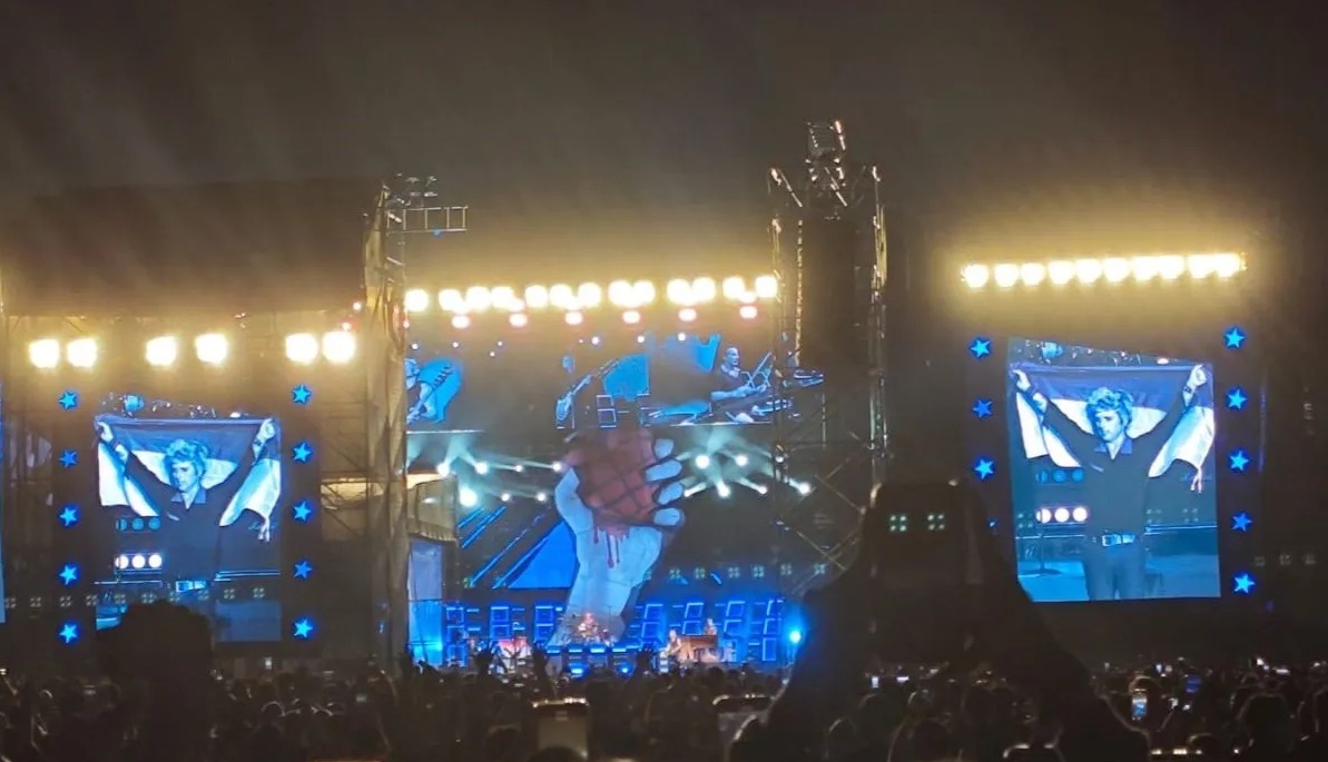 green-days-billie-joe-armstrong-kisses-indonesian-flag-in-jakarta-concert