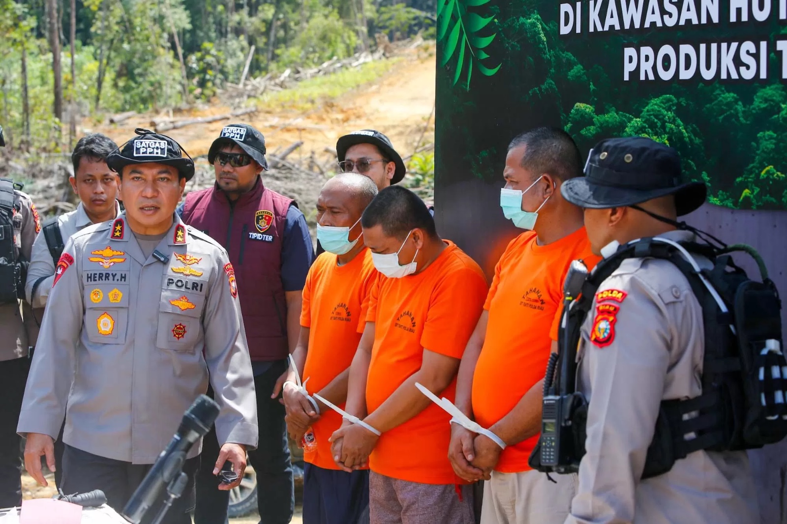 illegally-clearing-protected-forest-for-palm-oil-police-arrest-four-people