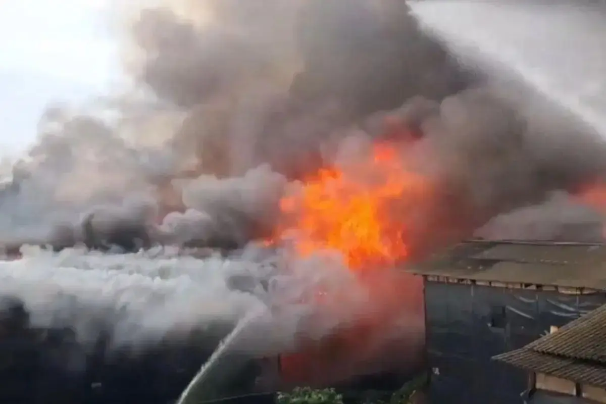 fire-destroys-semi-permanent-structures-on-3-hectare-plot-in-north-jakarta