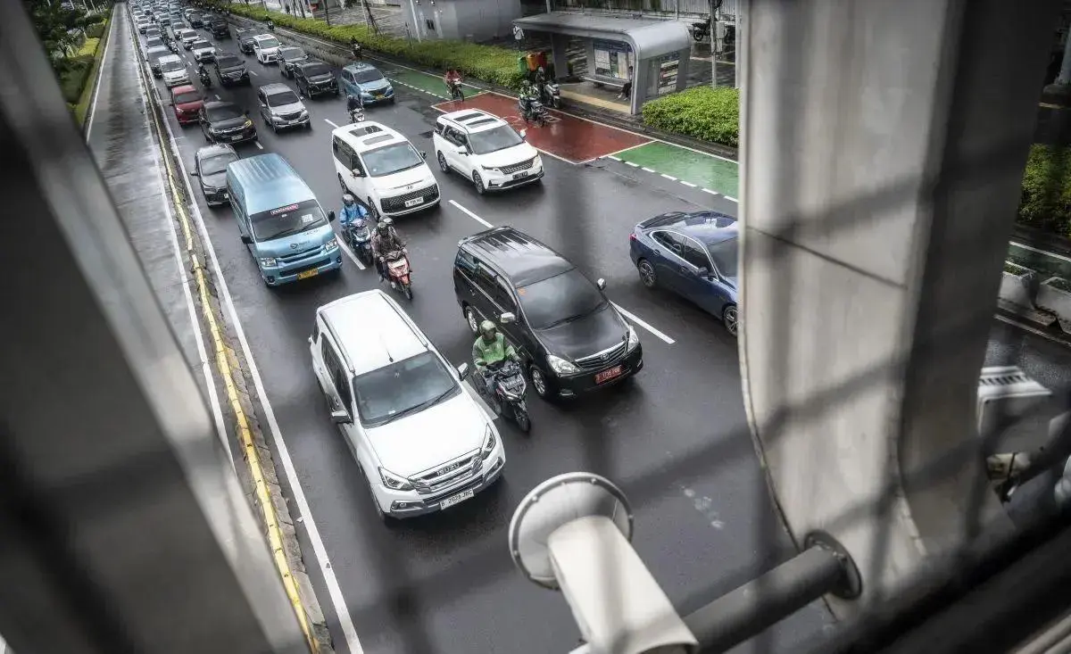 police-guarantees-ambulance-as-part-of-high-priority-vehicle-on-the-road