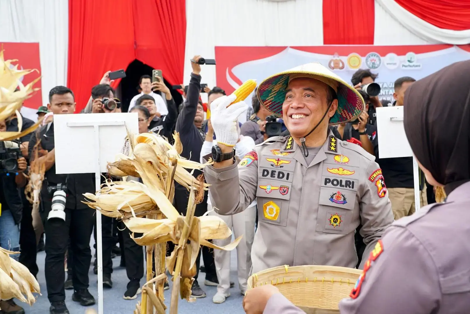 government-police-and-locals-harvest-corn-in-madiun-in-support-of-asta-cita-program
