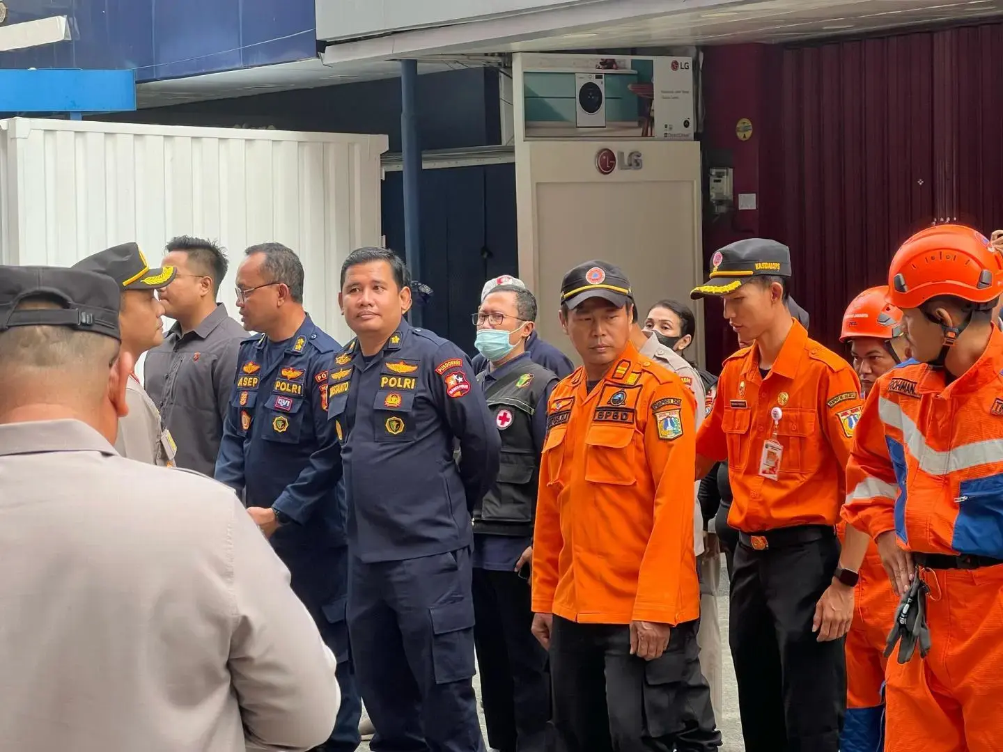 joint-team-returned-to-investigate-the-glodok-plaza-fire-location