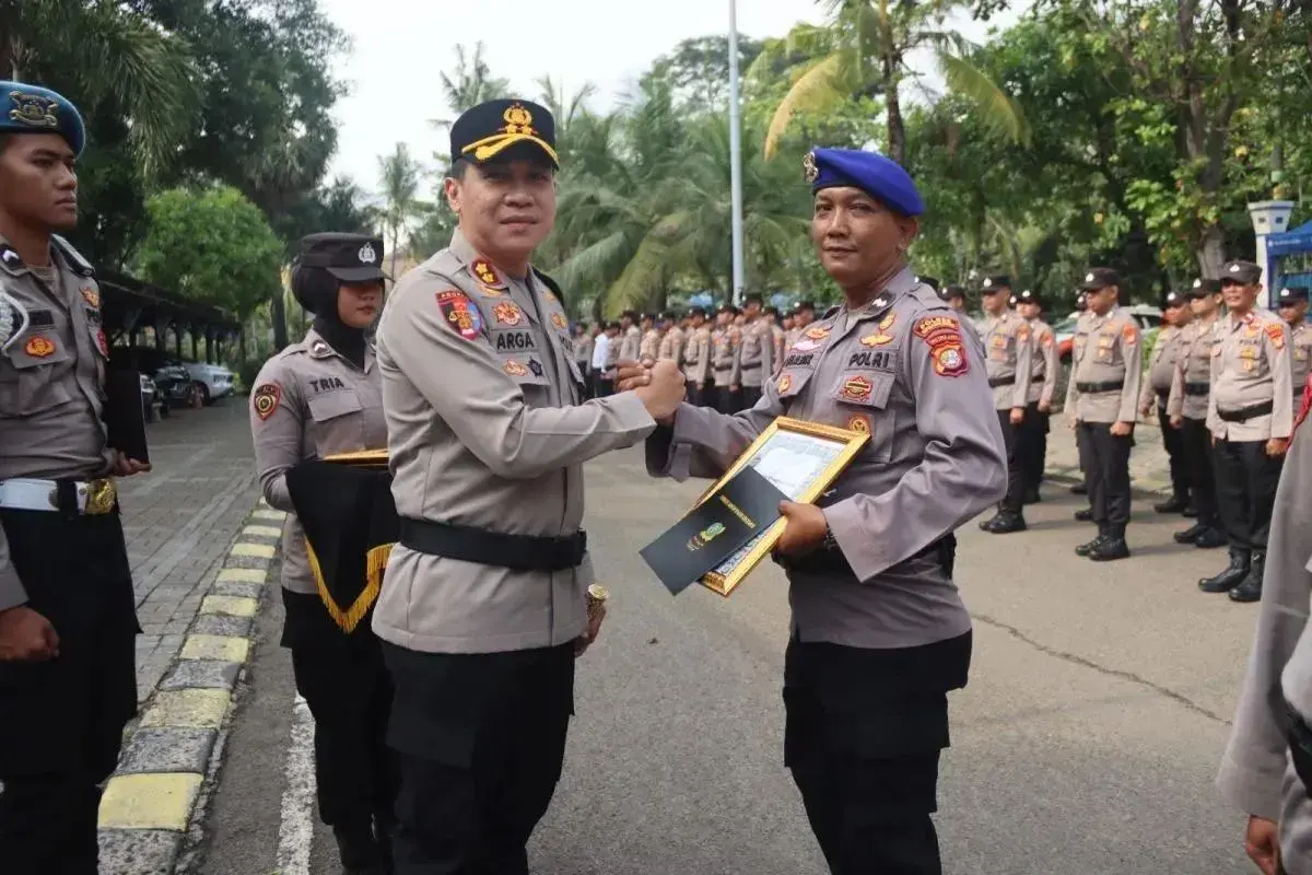 teen-rescued-from-sea-thousand-islands-water-and-air-police-officers-honored