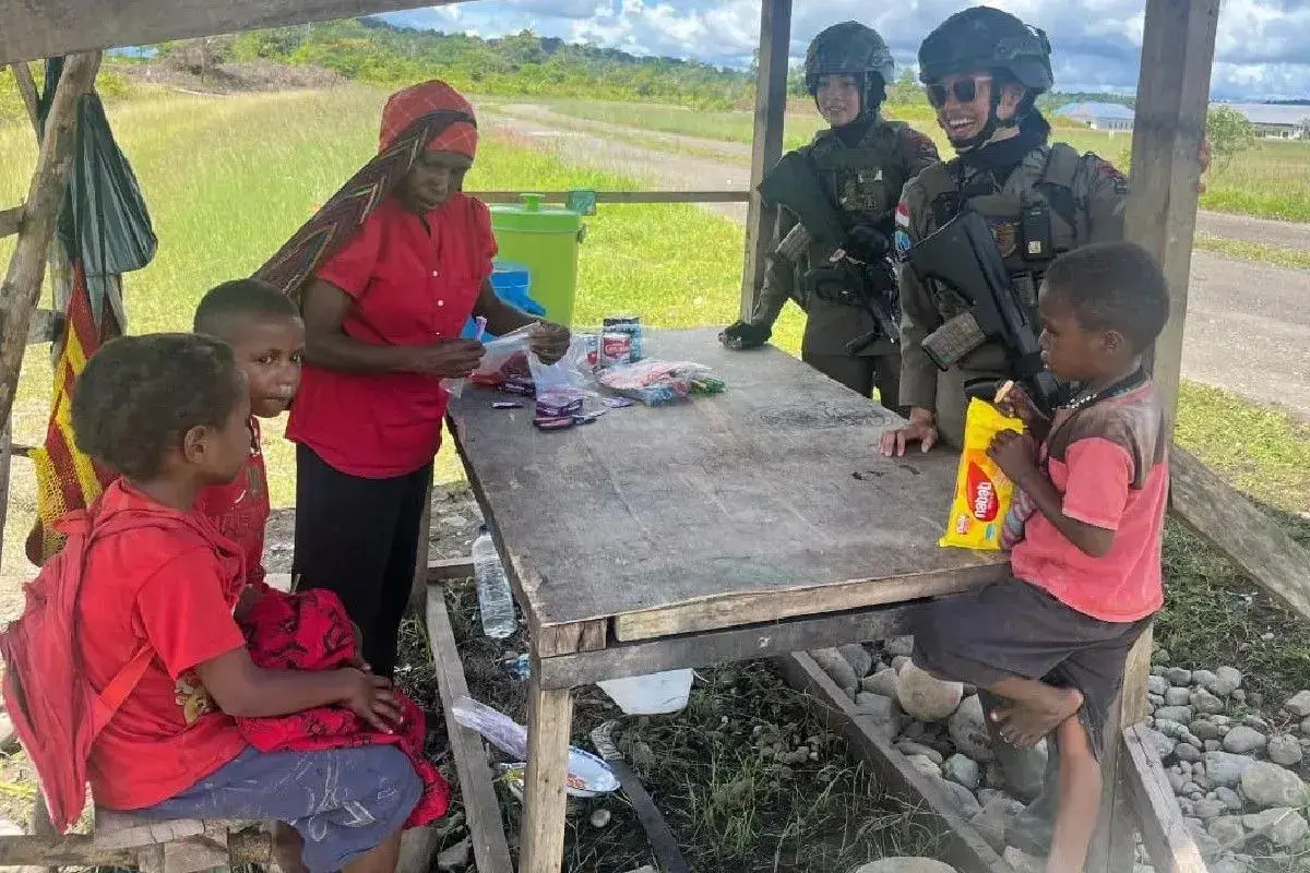 damai-cartenz-task-force-greets-children-during-patrol-in-kenyam