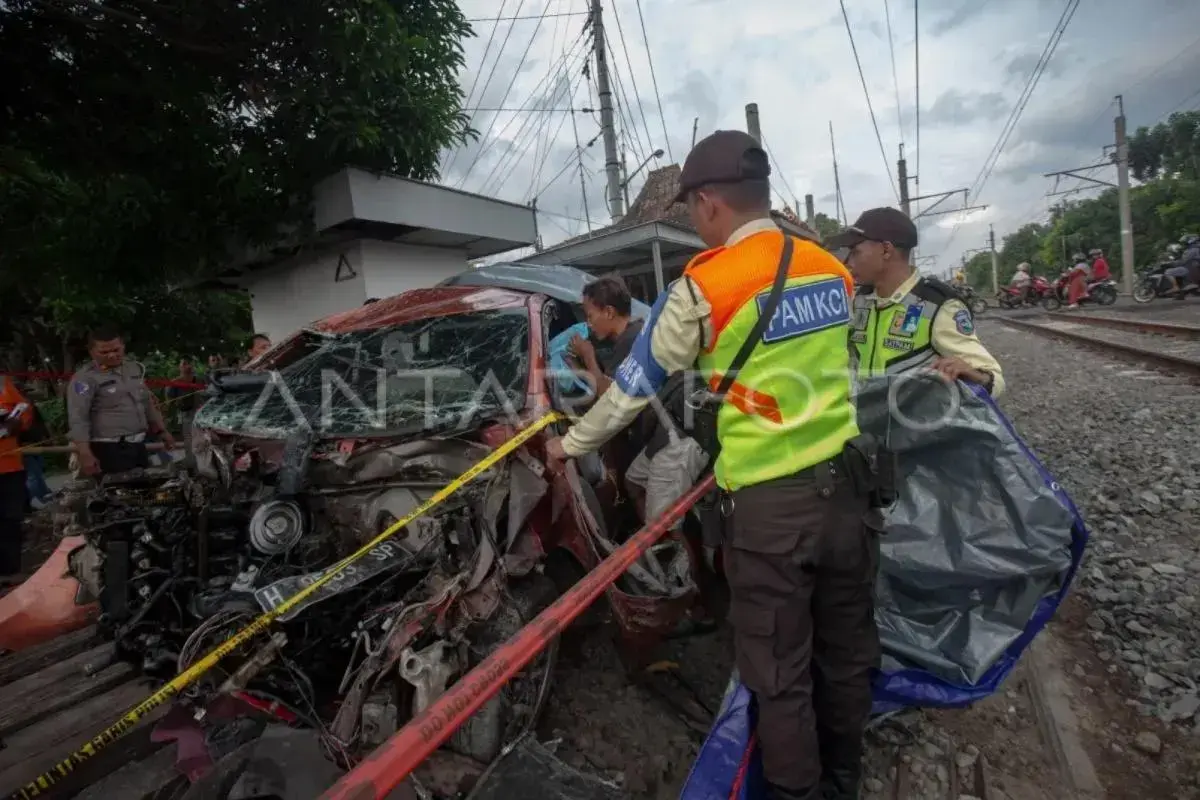 police-probe-train-crash-that-killed-motorists-in-yogyakarta-one-gate-reportedly-left-open