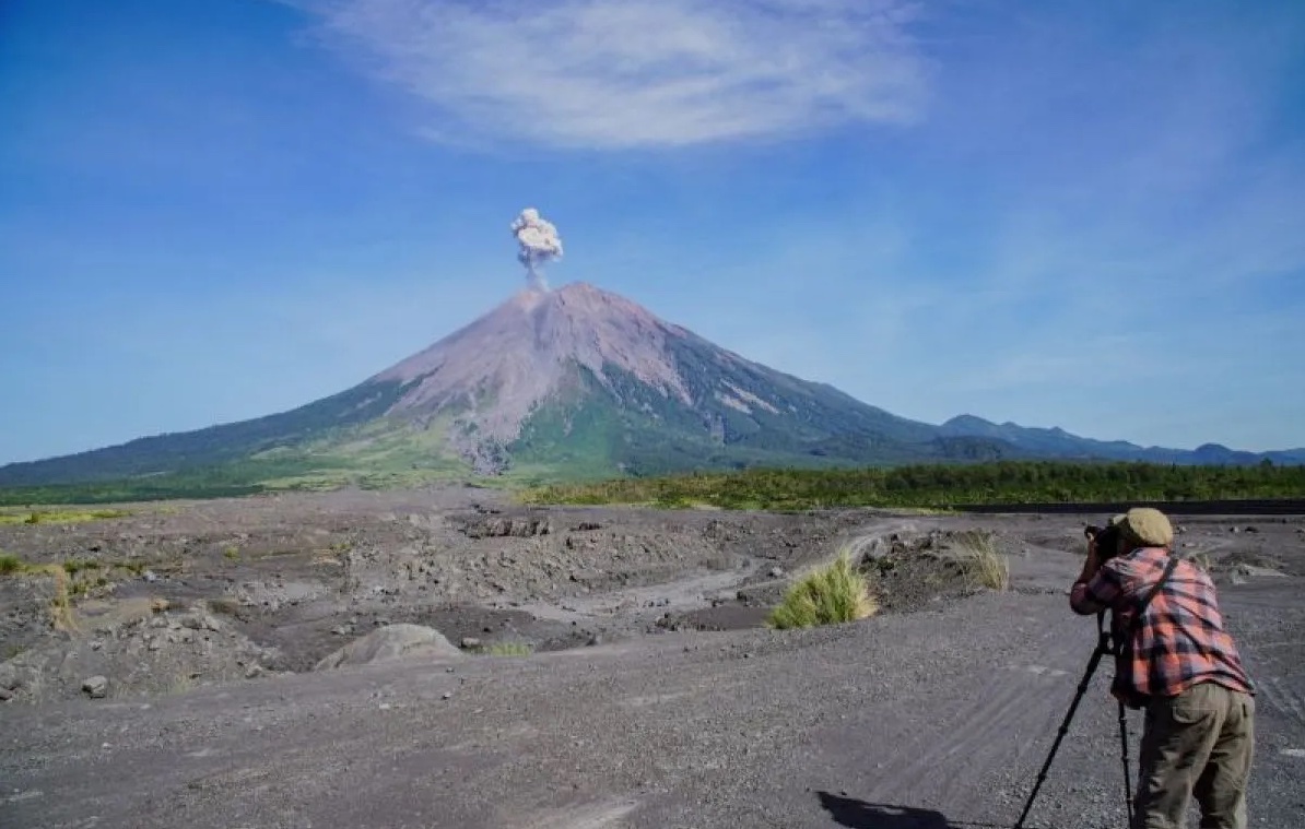 mount-semeru-erupts-with-an-eruption-reaching-800-meters