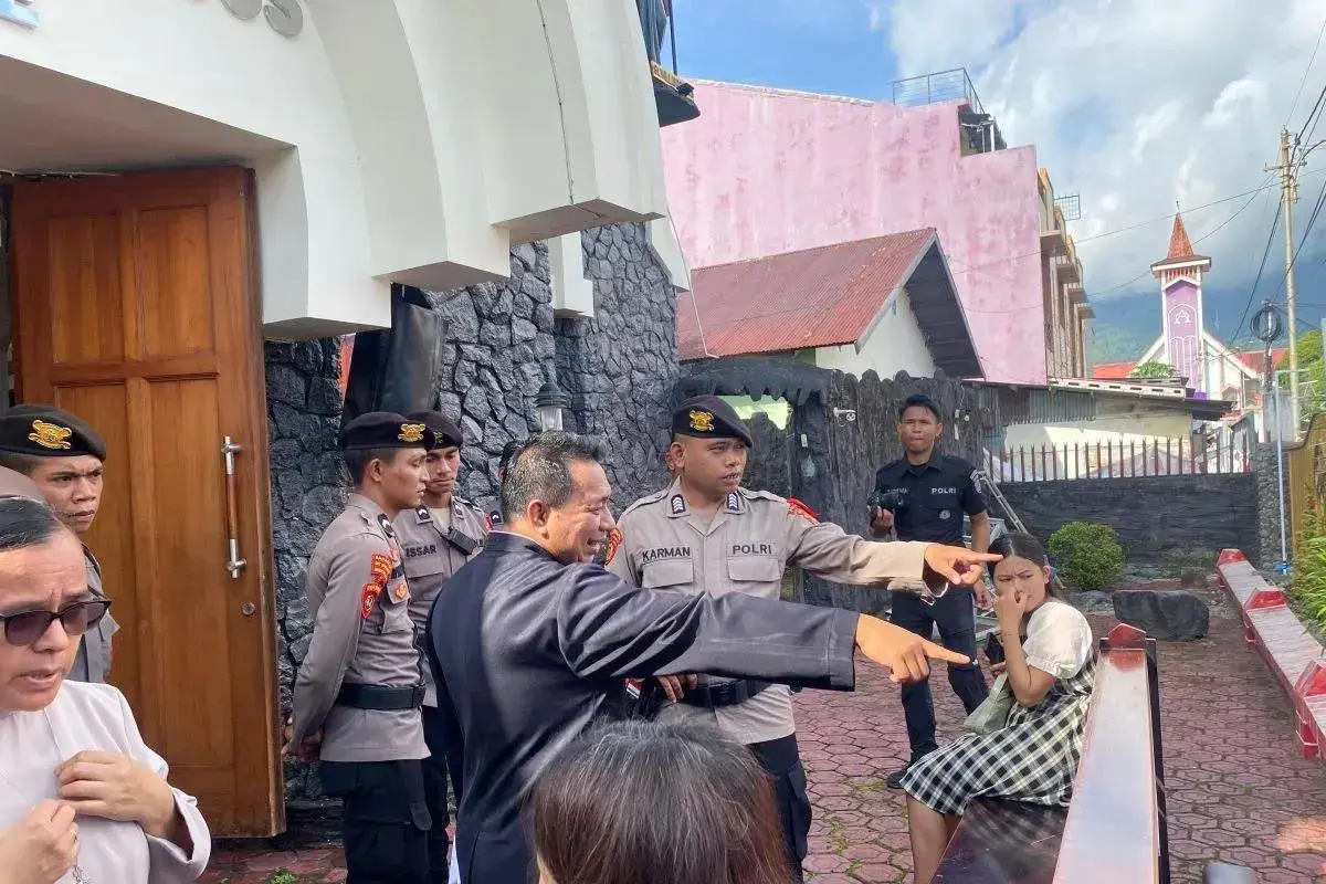 ahead-of-christmas-north-maluku-regional-police-patrols-churches