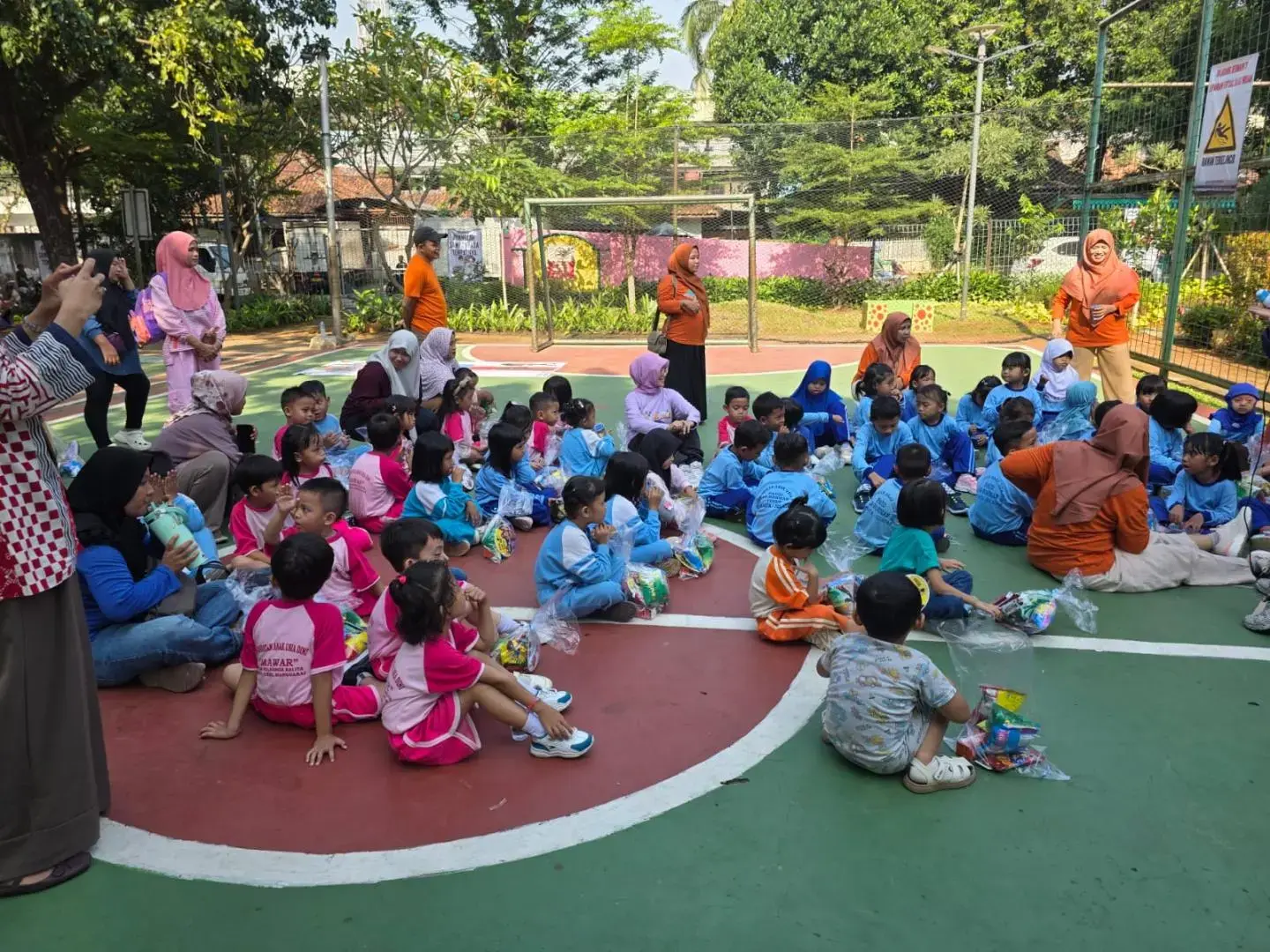 celebrating-national-childrens-day-police-plays-together-with-children-at-a-park