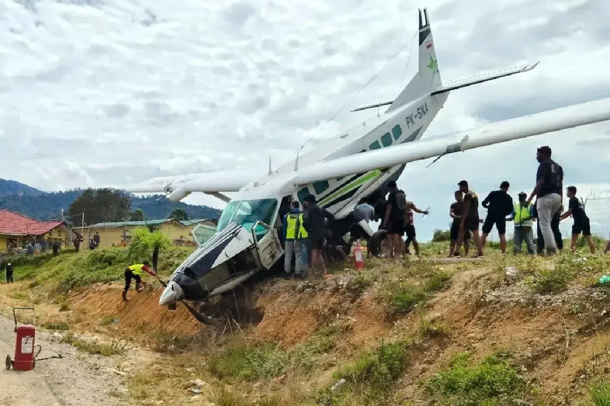 smart-air-cargo-plane-skids-off-runway-in-lanny-jaya-no-casualties-reported