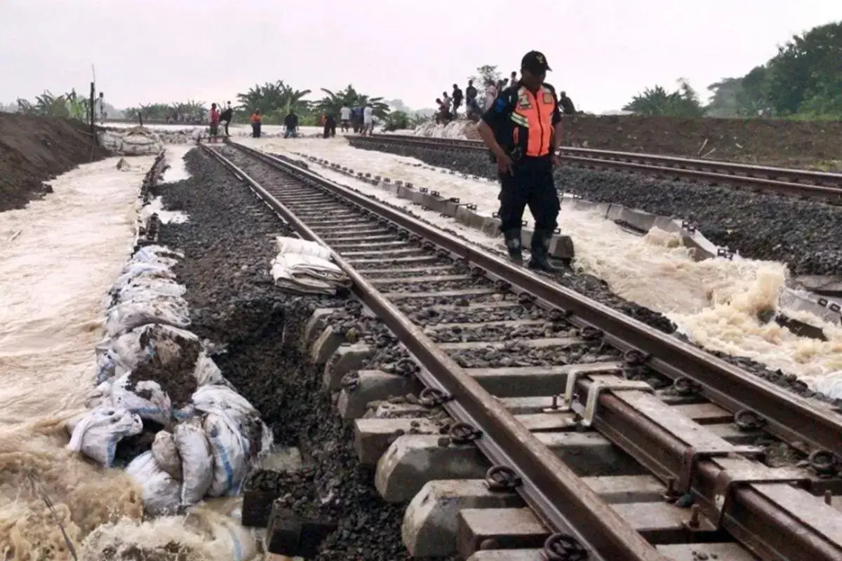 floods-disrupt-semarang-surabaya-train-services-on-sunday