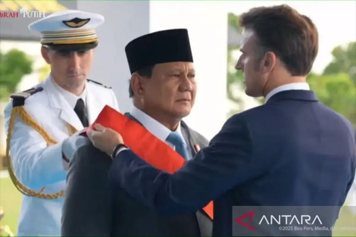 prabowo-receives-grand-cross-of-the-legion-of-honour-from-france-govt