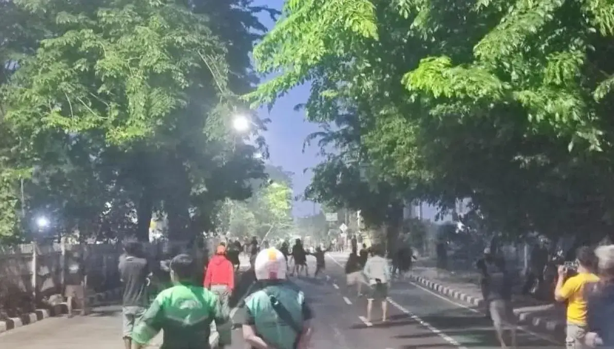 one-dead-in-east-jakarta-teenage-brawl-involving-machetes-and-molotov-cocktails