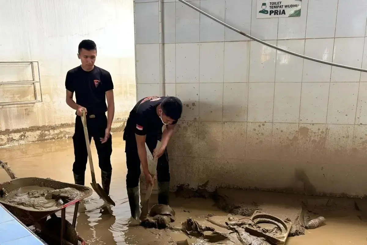 police-officers-and-residents-clean-al-furqan-mosque-after-floods-hit-aceh-tamiang