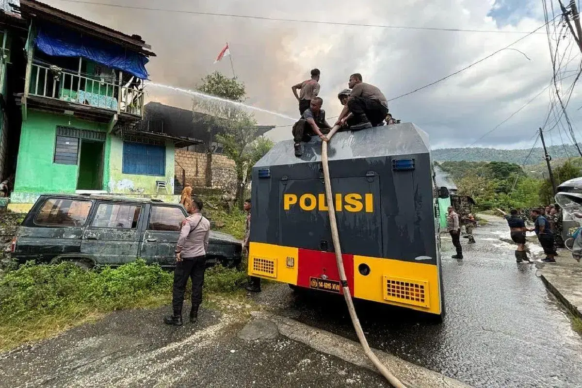 police-deployed-tactical-vehicle-to-extinguish-fire-at-the-old-military-command-complex-in-jayapura-city