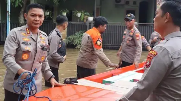 inp-help-evacuates-the-flood-victims-in-bekasi-and-depok