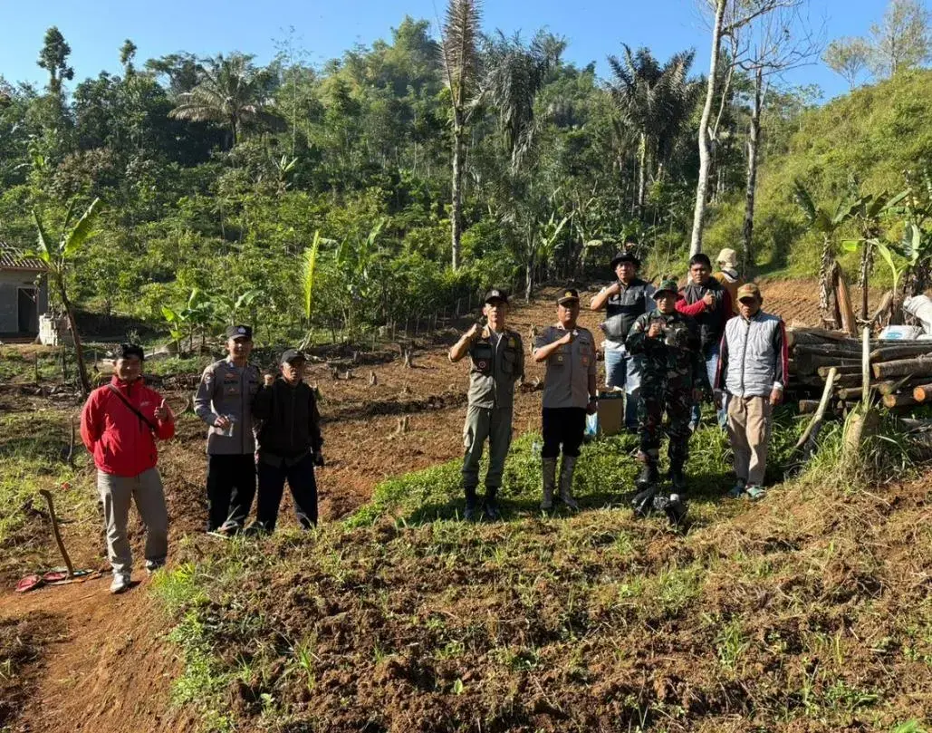 police-plants-corn-on-the-15-hectares-of-land-in-wangunjaya-village-garut