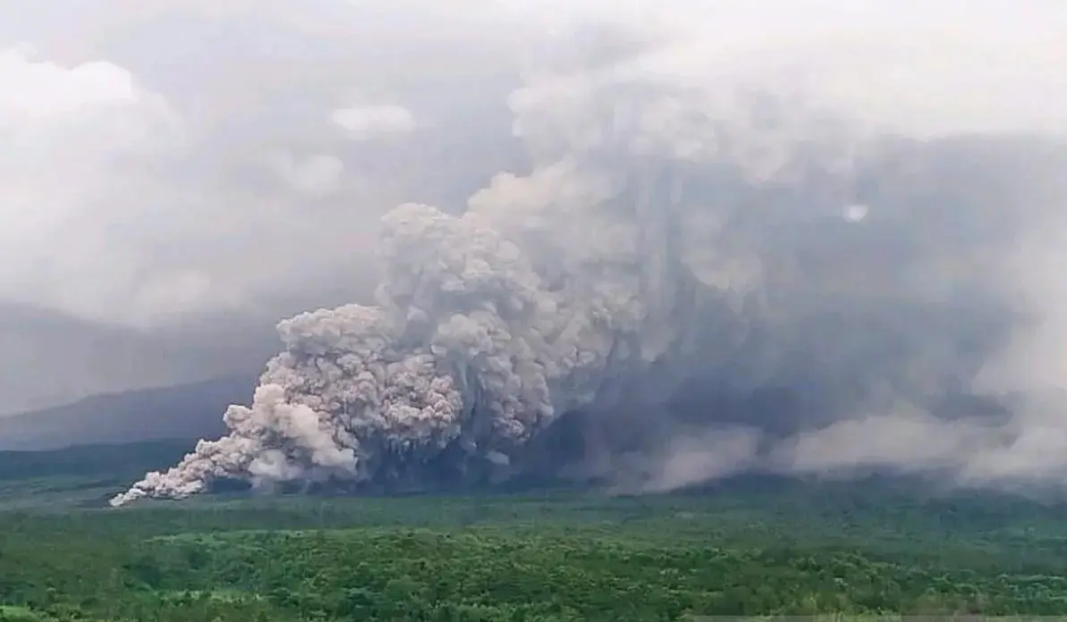 mount-semeru-erupts-spews-deadly-pyroclastic-flow-7-kilometers