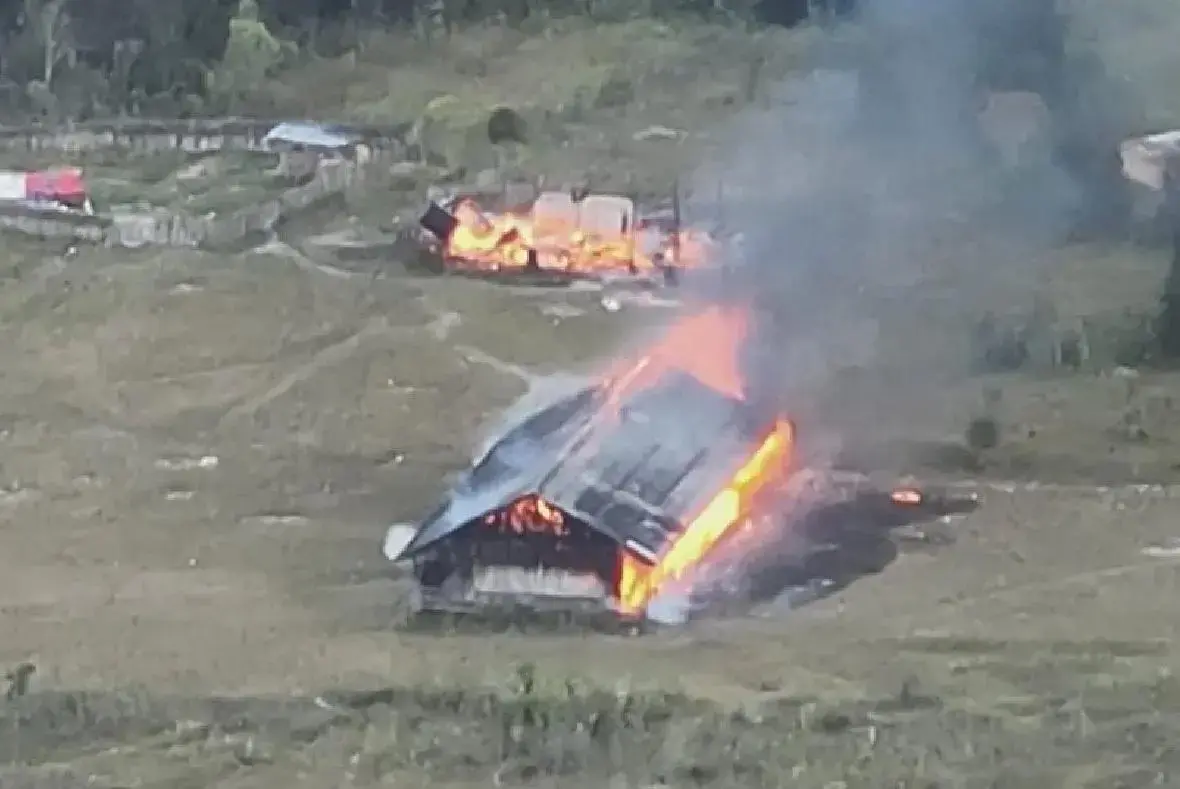 kkb-burns-school-and-village-offices-in-puncak-central-papua