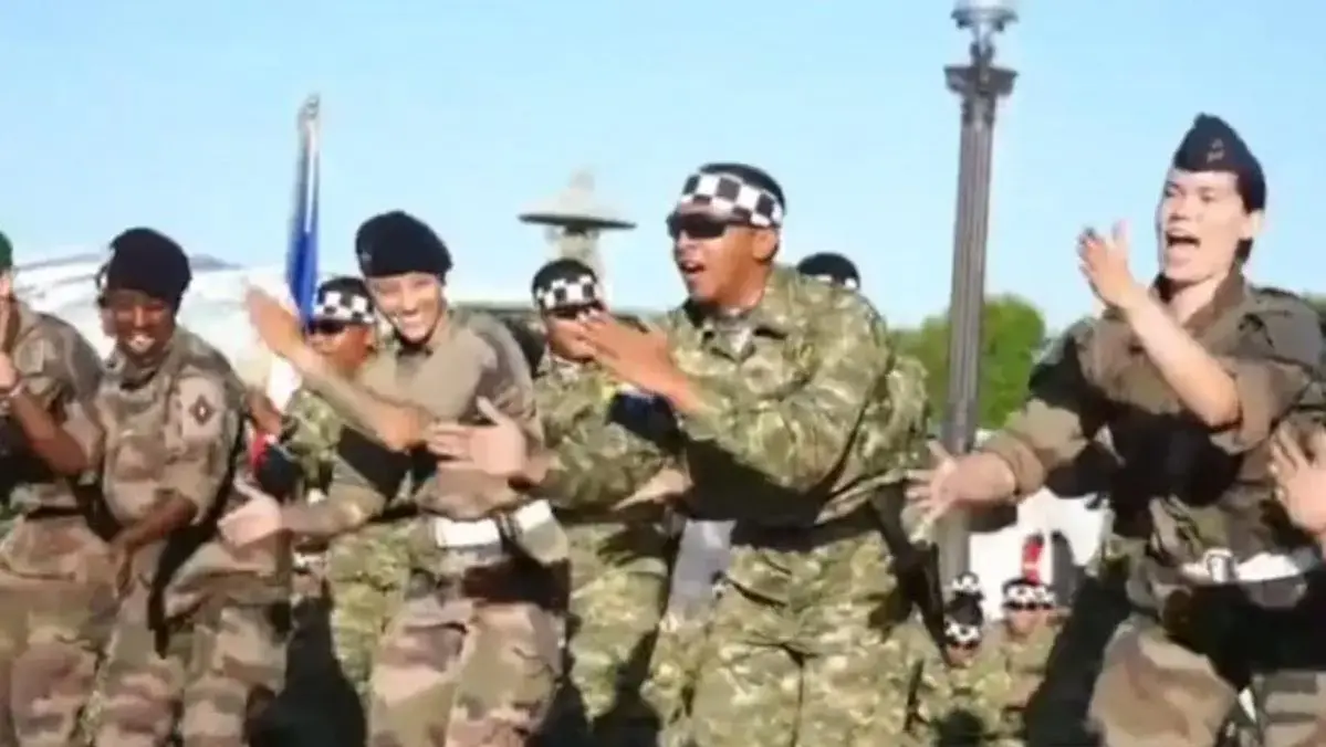 indonesian-french-soldiers-perform-pacu-jalur-dance-ahead-of-bastille-day-parade