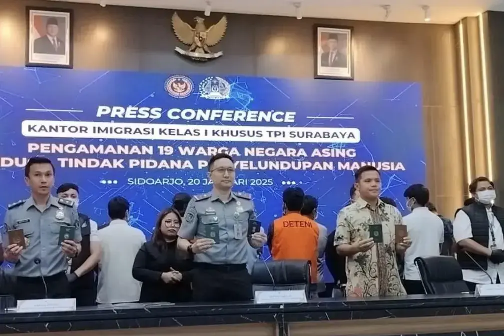 surabaya-immigration-foils-smuggling-of-17-nepalese-people
