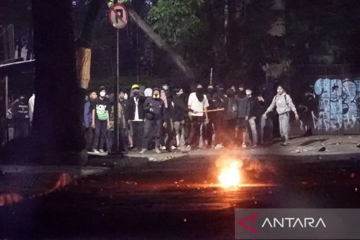 tear-gas-into-unisba-was-triggered-by-molotov-cocktail-attack