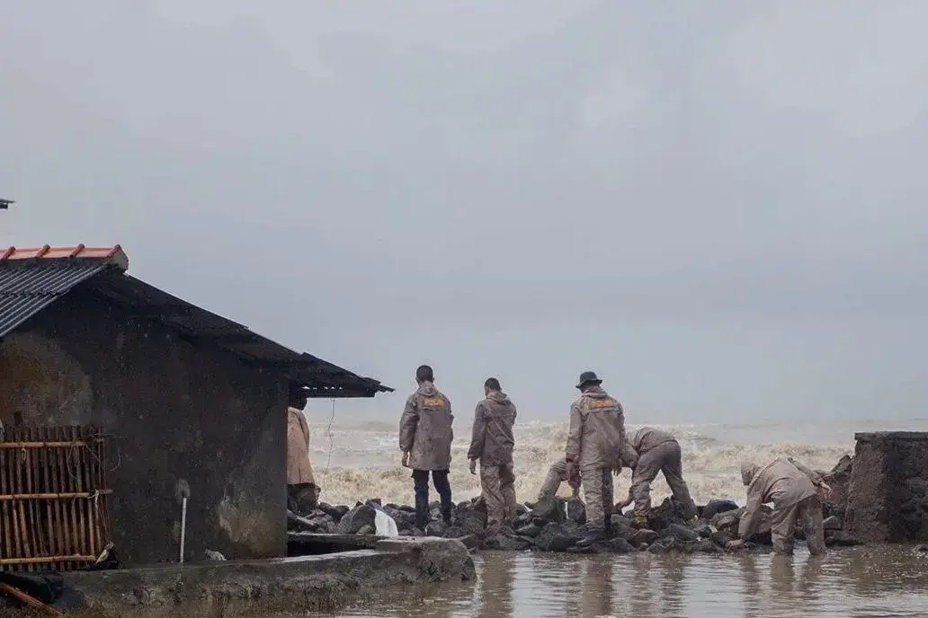 police-deployed-to-seal-broken-embankment-after-severe-tidal-flooding-in-indramayu