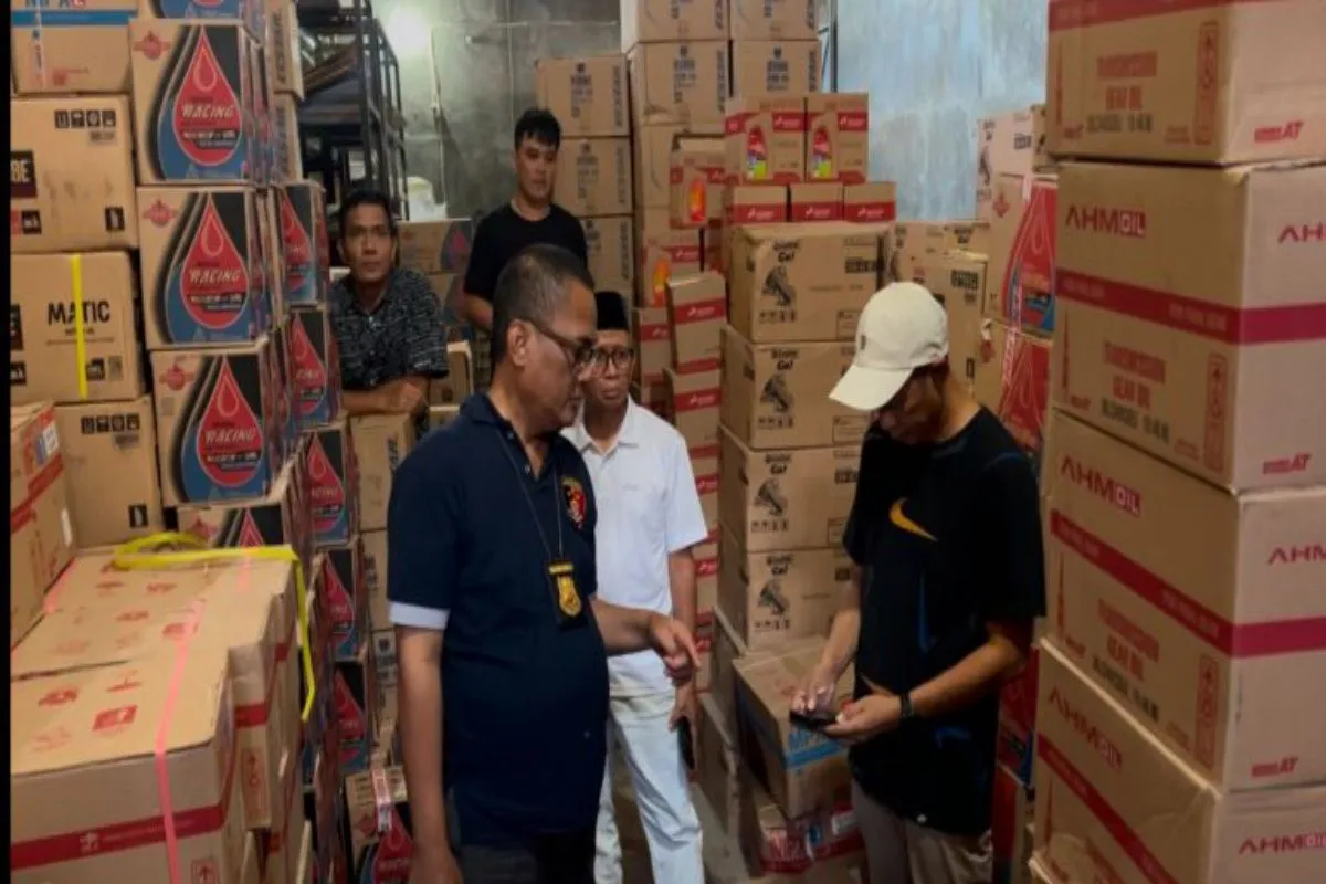 police-secured-three-truck-for-carrying-boxes-of-fake-oil