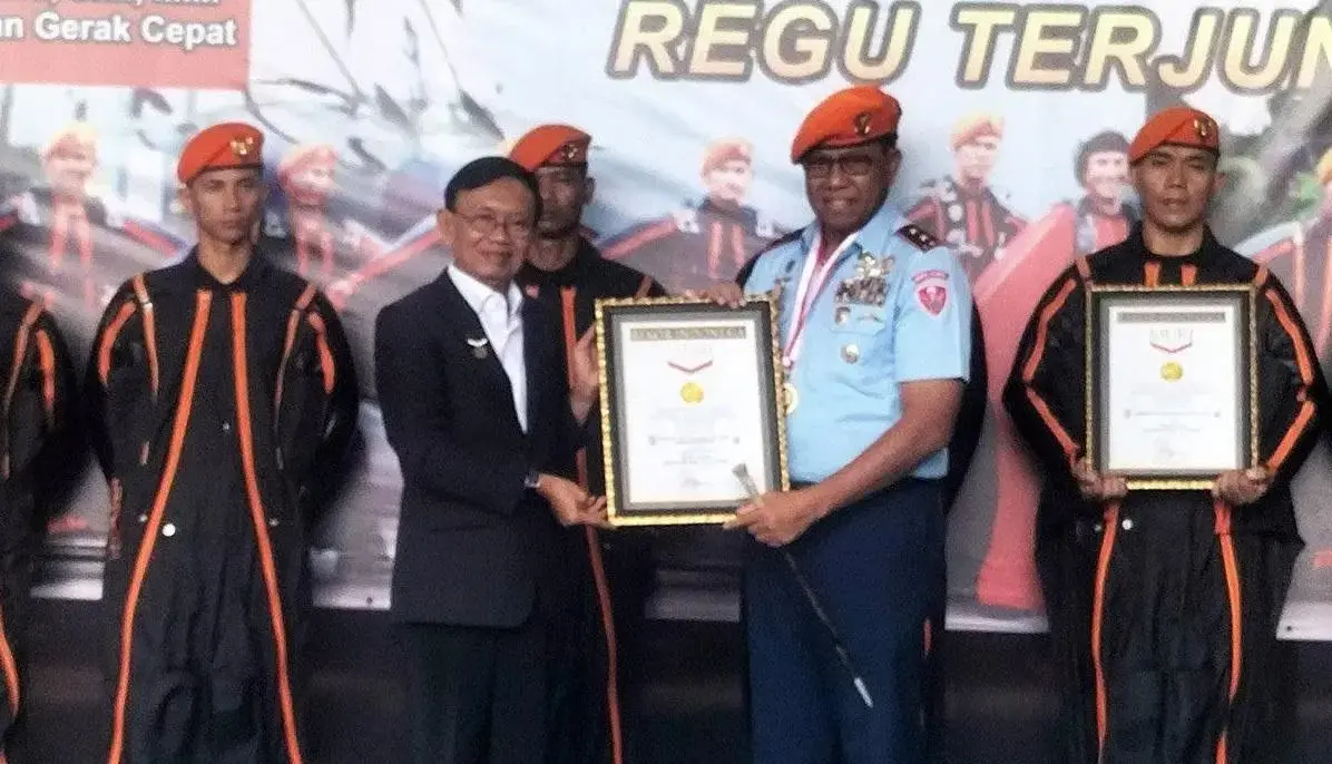 kopasgat-honored-as-indonesias-first-military-wingsuit-unit-by-muri