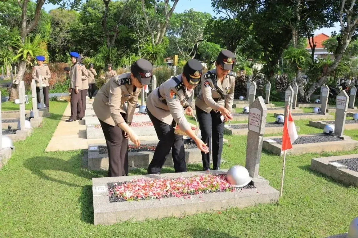 indonesian-policewomen-honor-heroes-at-kalibata-cemetery-on-77th-anniversary