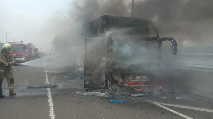 tourist-bus-caught-fire-on-wiyoto-wiyono-toll-road-no-fatalities-reported