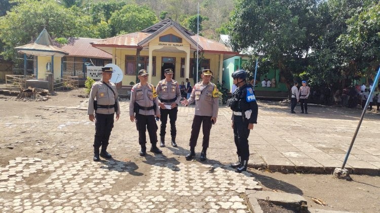 east-nusa-tenggara-regional-police-head-ops-reviews-situation-in-west-adonara