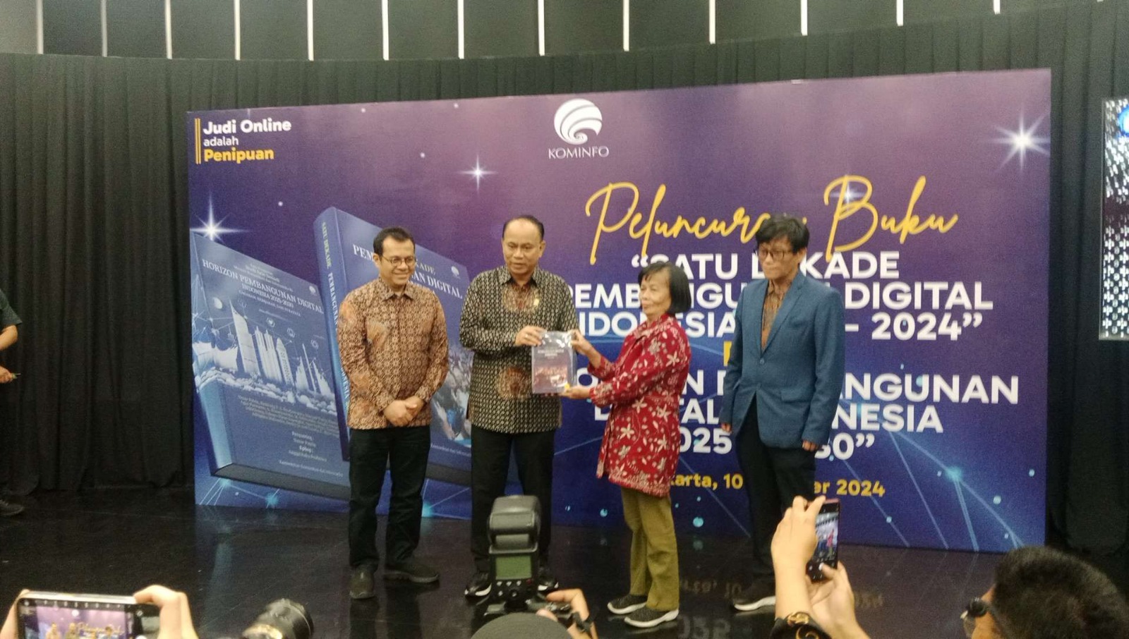 minister-budi-launched-two-books-reflecting-the-10-years-of-digital-development