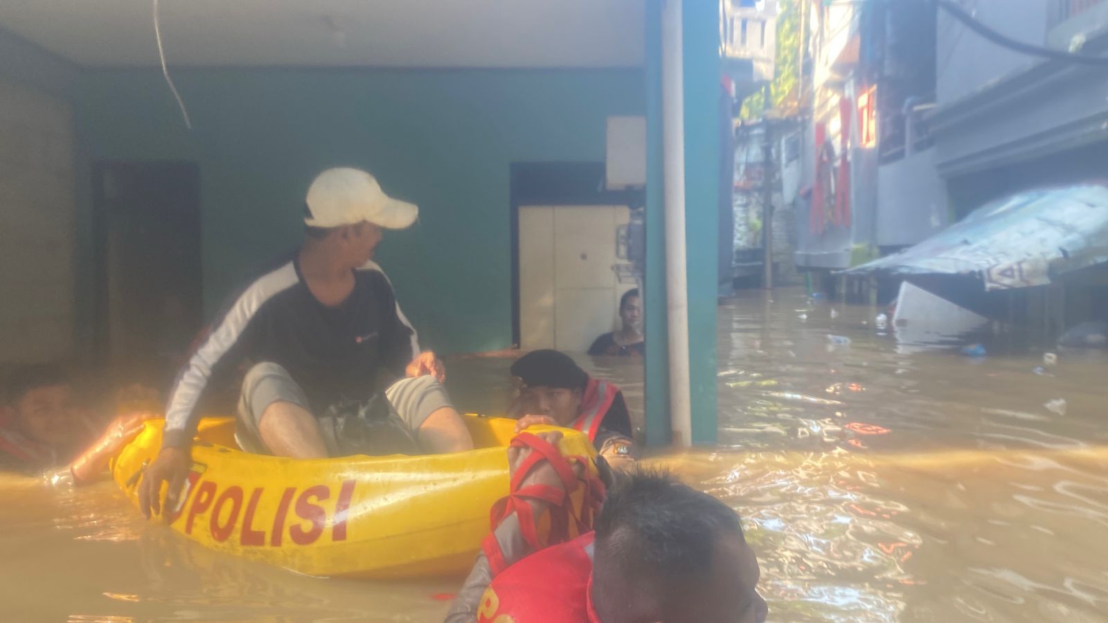 flooding-in-east-jakarta-police-helps-people-to-evacuate