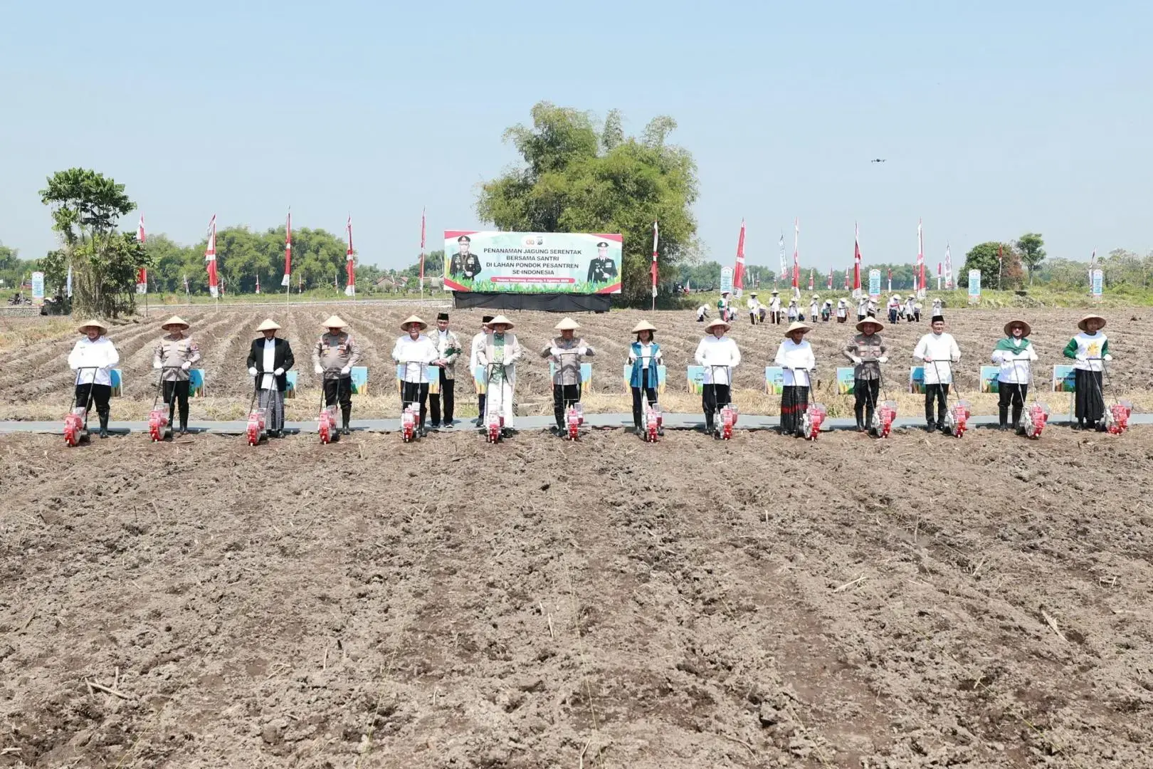 inp-collaborates-with-east-java-islamic-boarding-schools-in-planting-corn-seeds