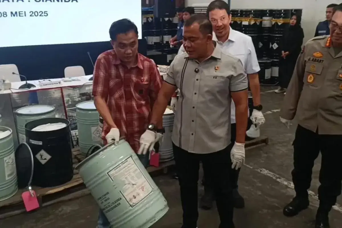 inp-raid-two-illegal-cyanide-warehouses-in-east-java