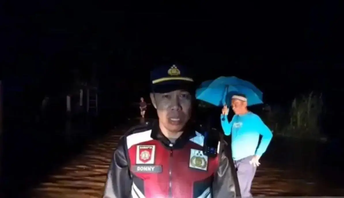 flood-halts-padang-painan-route