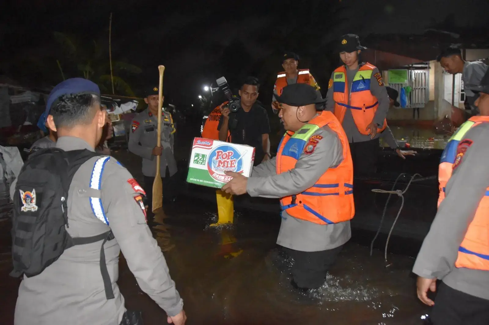 riau-regional-police-goes-all-out-in-helping-people-affected-by-the-flood