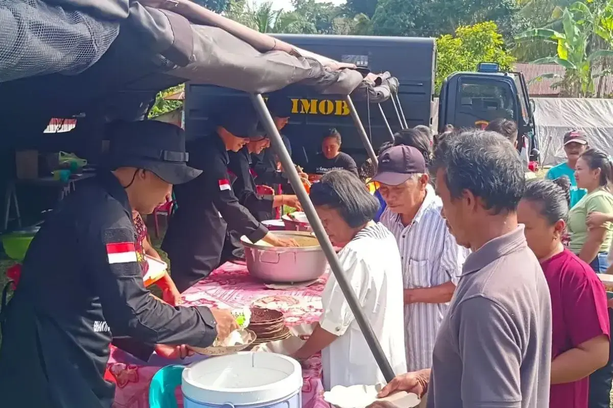 brimob-sets-up-field-kitchen-for-poso-earthquake-survivors