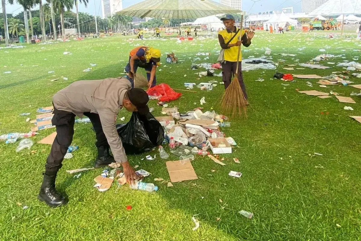 central-jakarta-police-officers-join-post-may-day-clean-up-at-monas