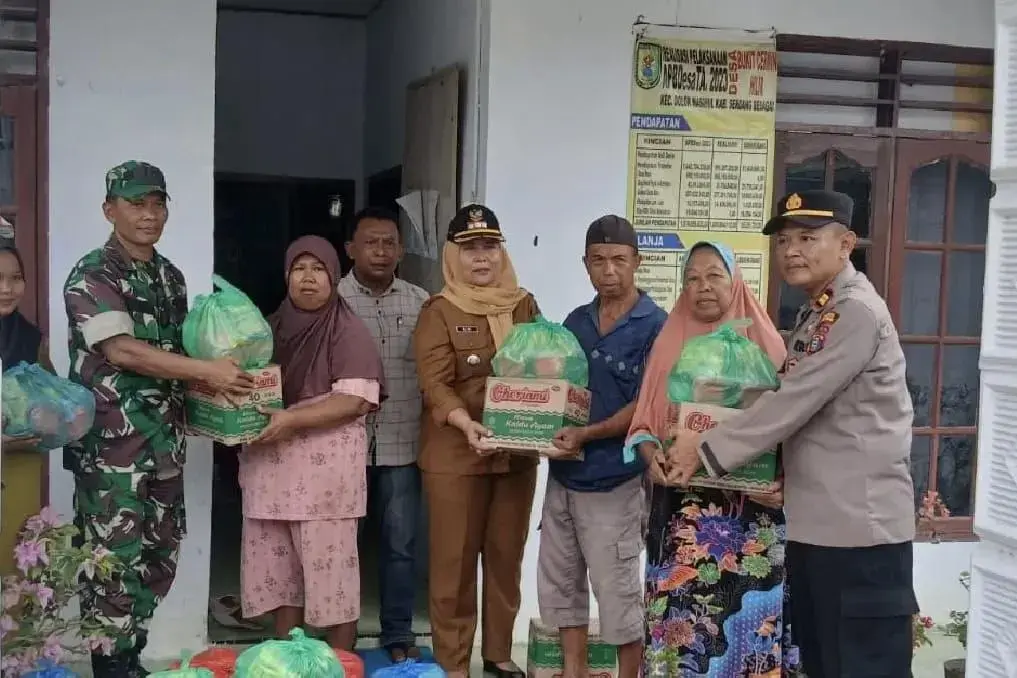 serdang-bedagai-police-distributes-aid-to-flood-victims