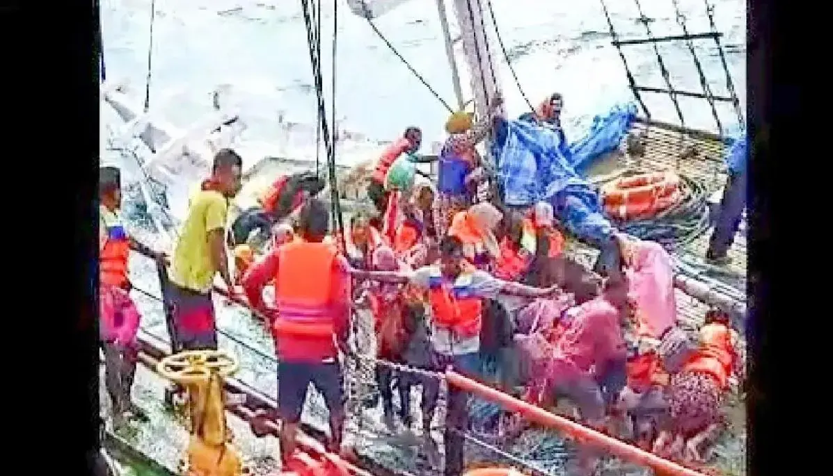 one-dies-one-missing-49-survive-as-boat-sinks-near-madura-situbondo-waters-sar