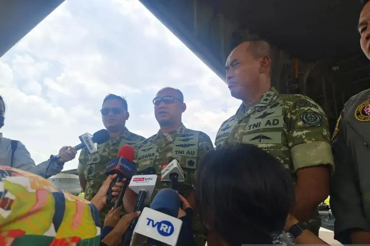 tni-distributes-76500-tons-of-aid-to-disaster-hit-areas-in-sumatra-via-halim-air-base