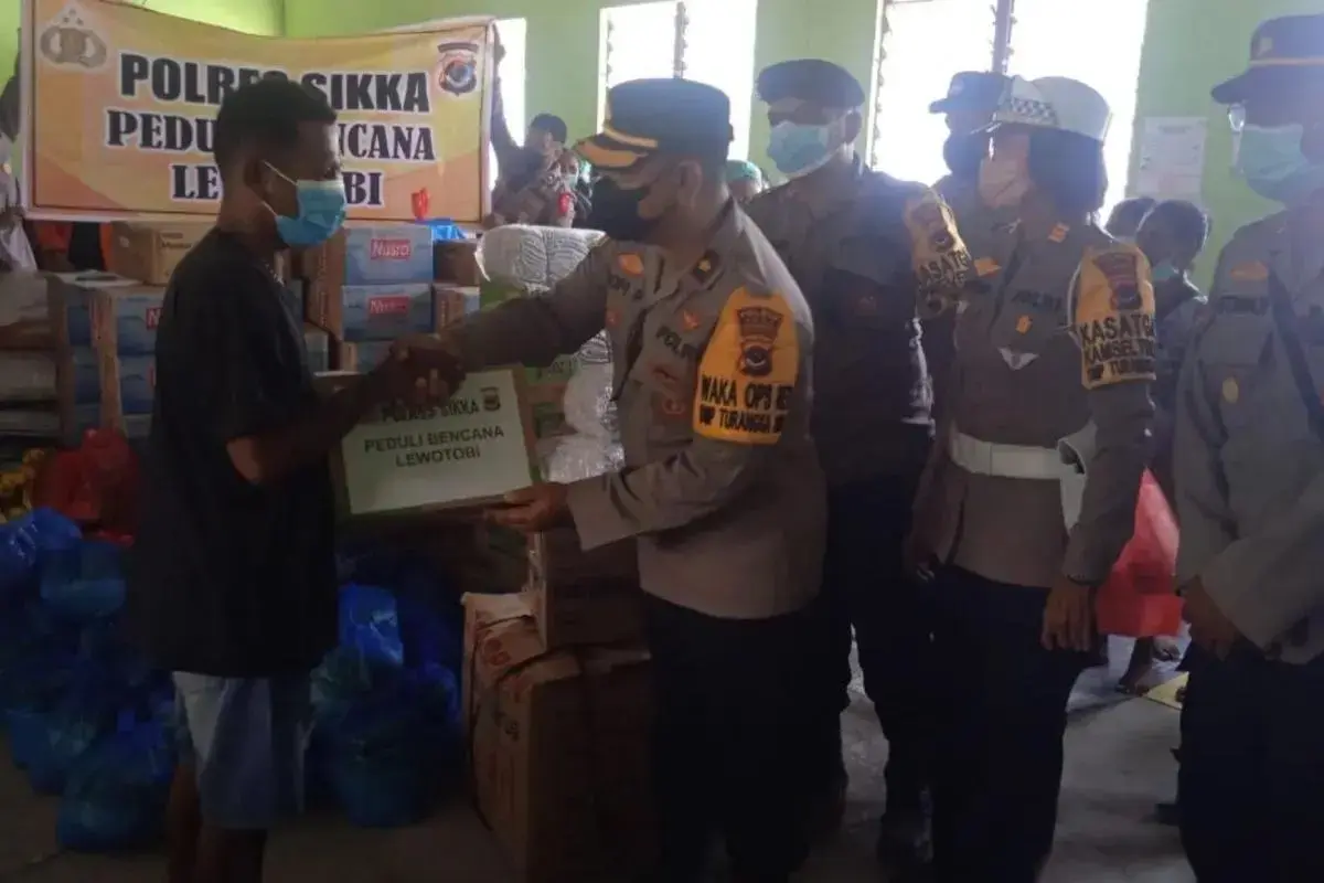 sikka-police-deliver-aid-to-mount-lewotobi-eruption-victims