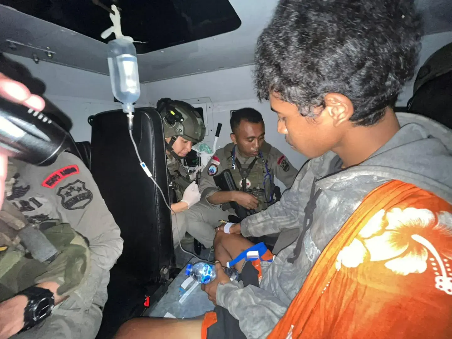 damai-cartenz-ops-and-joint-team-evacuates-a-survivor-and-remains-of-miners-in-yahukimo