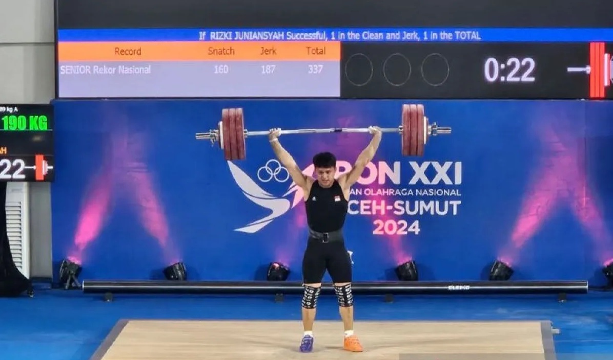 rizki-juniansyah-breaks-record-d-at-pon-weightlifting-89-kg-event